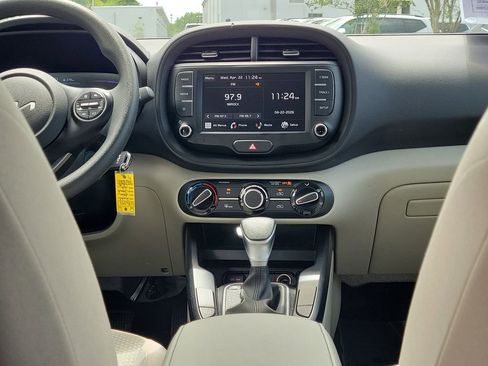 Used 2025 Kia Soul LX w/ LX Technology Package FWD image 14