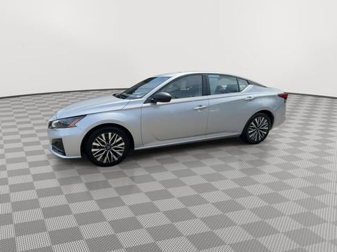 Used 2024 Nissan Altima 2.5 SV FWD image 5