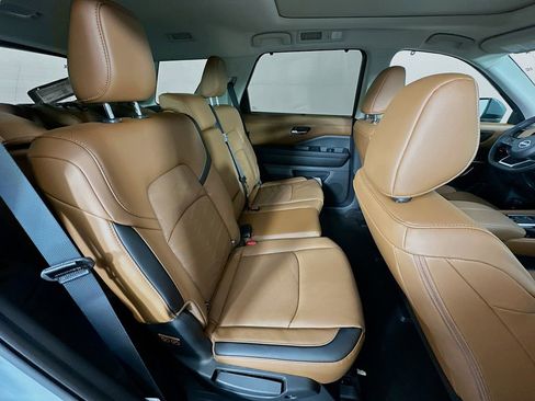 New 2025 Nissan Pathfinder Platinum w/ Black Appearance Package image 36