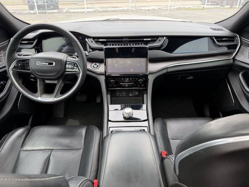 Used 2023 Jeep Grand Cherokee Overland w/ Luxury Tech Group IV RWD image 20