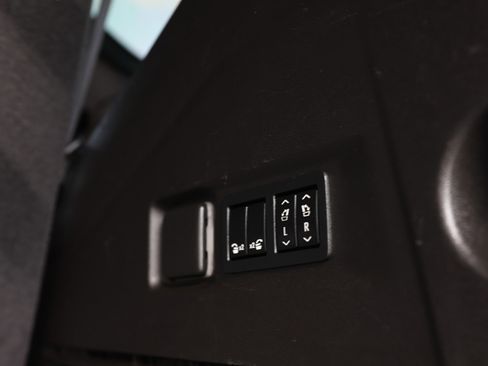 Used 2021 GMC Yukon Denali w/ Denali Premium Package image 33