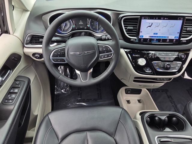 Used 2024 Chrysler Pacifica Touring-L FWD image 11