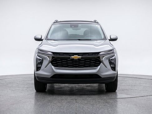 Used 2025 Chevrolet TrailBlazer LT w/ Driver Confidence Package AWD/4WD image 2