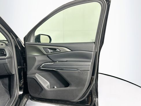 Used 2025 Chevrolet Traverse LT image 34