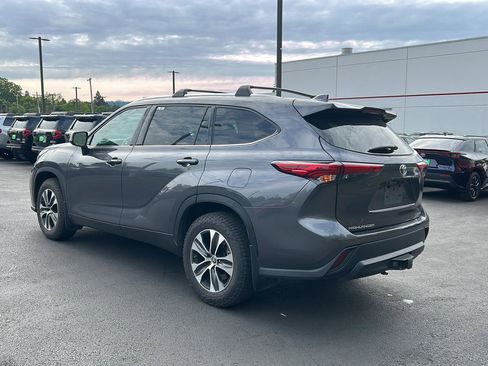 Used 2021 Toyota Highlander XLE AWD/4WD image 2