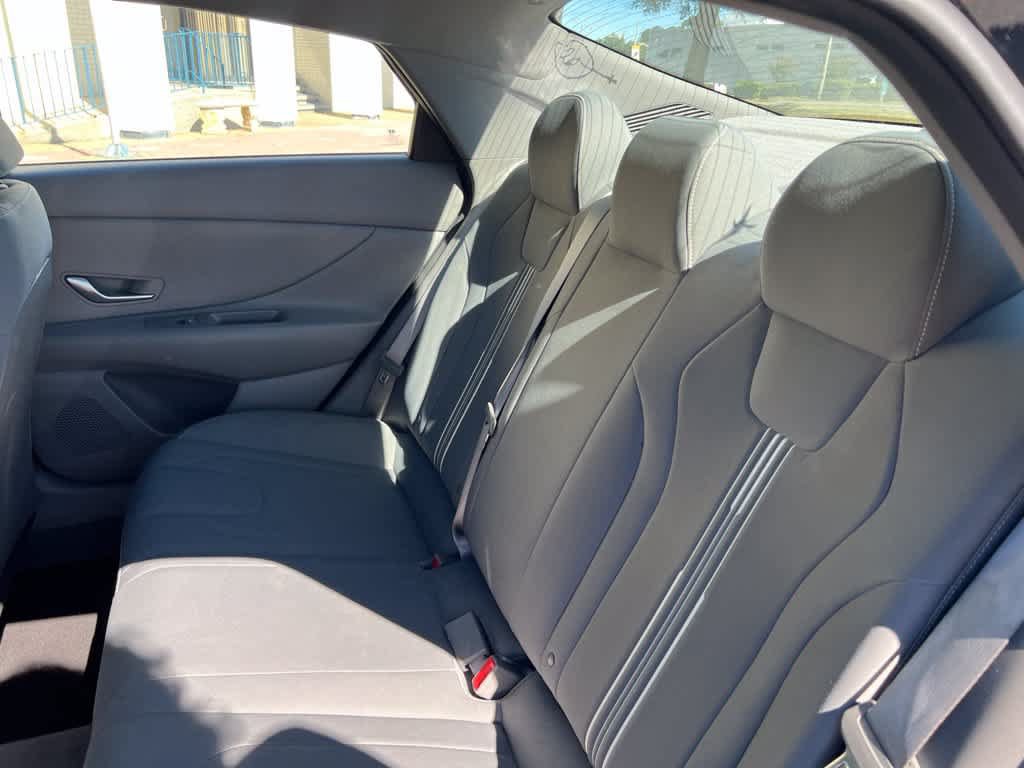 Used 2023 Hyundai Elantra SEL w/ Preferred Accessory Package FWD image 11