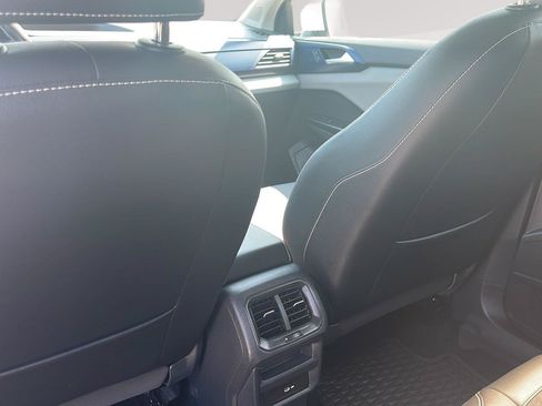 Certified 2022 Volkswagen Taos SE FWD image 19