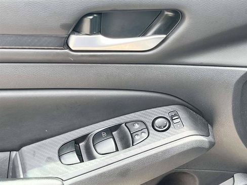 Used 2025 Nissan Altima 2.5 SV FWD image 14