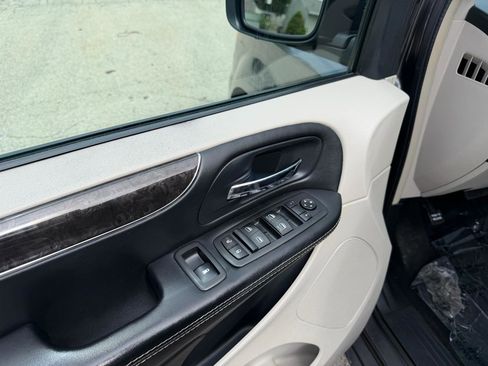 Used 2015 Chrysler Town & Country Touring-L w/ Driver Convenience Group FWD image 12