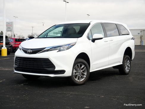 New 2026 Toyota Sienna LE FWD image 22