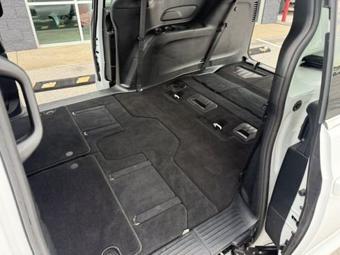 Used 2026 Chrysler Pacifica Select FWD image 25