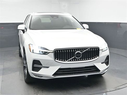 Used 2023 Volvo XC60 B5 Plus image 2