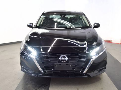 Used 2025 Nissan Altima 2.5 SV image 3