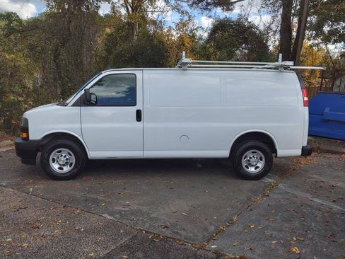 Used 2018 Chevrolet Express 2500 w/ Driver Convenience Package RWD image 6