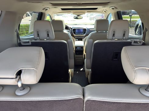 Used 2018 GMC Acadia Denali w/ Technology Package FWD image 8