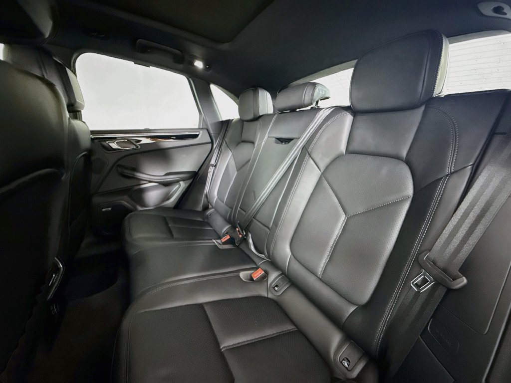 Certified 2026 Porsche Macan AWD/4WD image 23