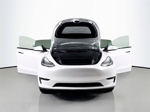 Used 2021 Tesla Model Y Standard Range image 34