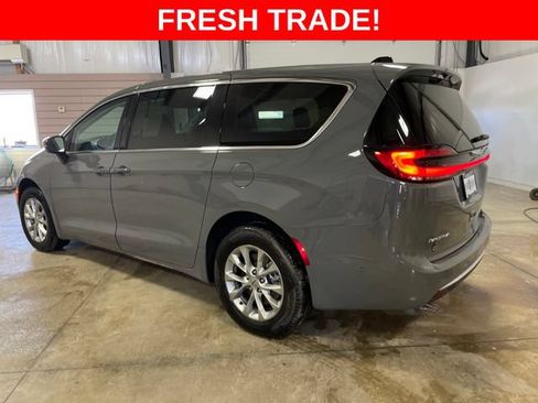 Used 2023 Chrysler Pacifica Touring-L AWD/4WD image 4