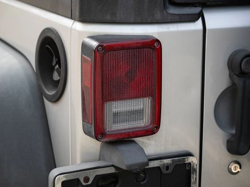 Used 2012 Jeep Wrangler Unlimited Rubicon w/ Connectivity Group image 8