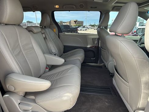 Used 2014 Toyota Sienna XLE image 28