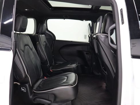 Used 2019 Chrysler Pacifica Limited w/ Advanced Safetytec Group FWD image 21