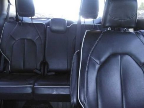 Used 2025 Chrysler Pacifica Limited FWD image 12