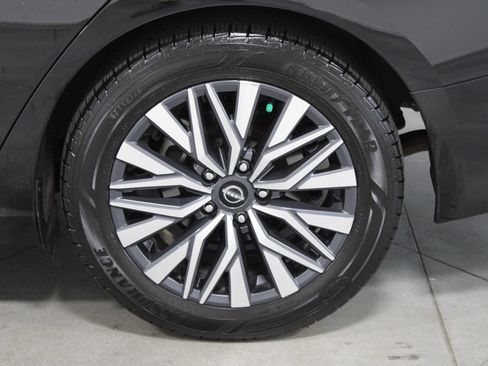 Used 2024 Nissan Altima 2.5 SV image 14