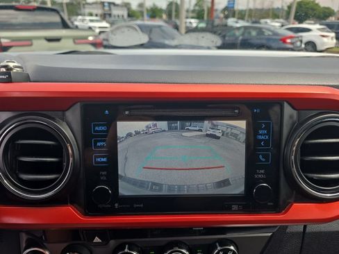 Used 2017 Toyota Tacoma SR5 AWD/4WD image 18