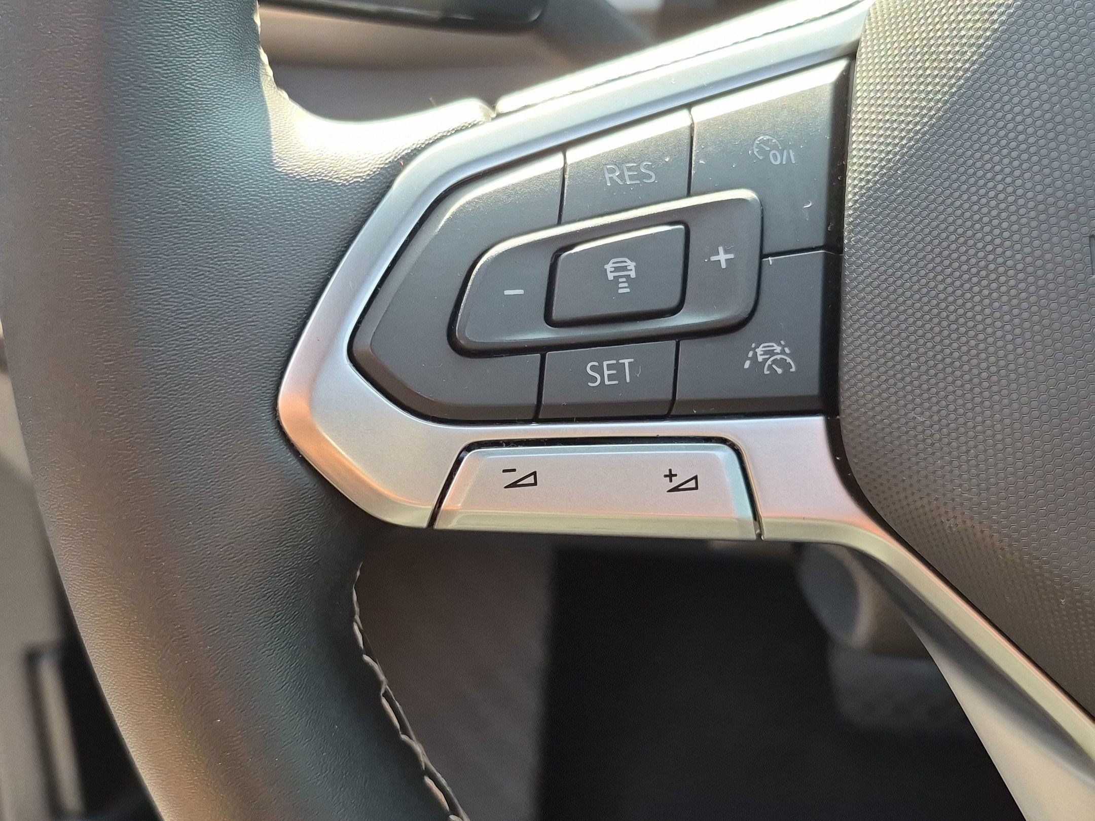 Used 2022 Volkswagen Atlas Cross Sport SEL AWD/4WD image 19