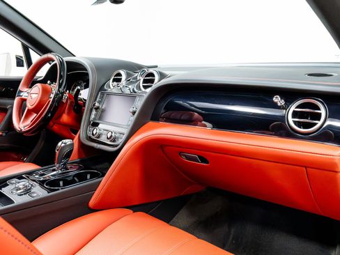 Used 2020 Bentley Bentayga V8 image 28