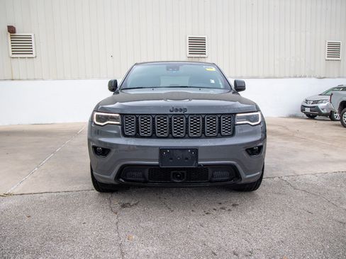 Used 2022 Jeep Grand Cherokee Laredo X image 3