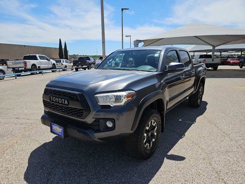 Used 2017 Toyota Tacoma TRD Off-Road AWD/4WD image 4