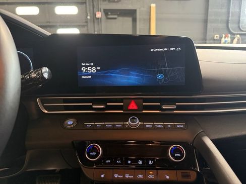 Used 2023 Hyundai Elantra SEL w/ Convenience Package image 19