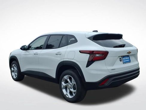 New 2026 Chevrolet Trax LS w/ LS Convenience Package FWD image 5