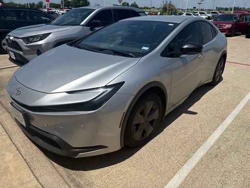 Used 2025 Toyota Prius LE FWD image 5