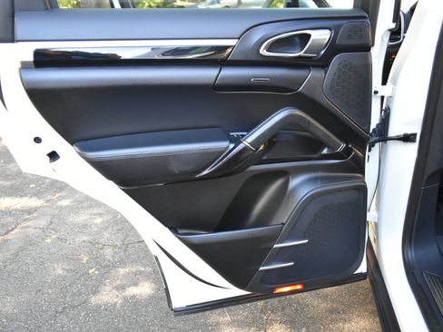 Used 2018 Porsche Cayenne Platinum Edition image 36