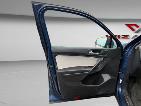 Used 2019 Volkswagen Tiguan SE w/ Panoramic Sunroof Package image 9