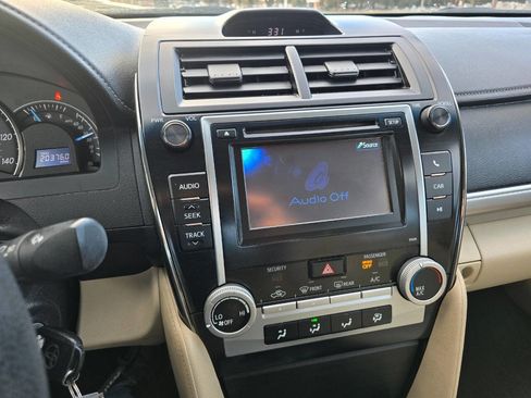 Used 2013 Toyota Camry LE image 16