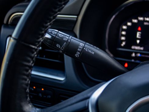 Used 2022 GMC Yukon XL SLT w/ SLT Premium Package image 31