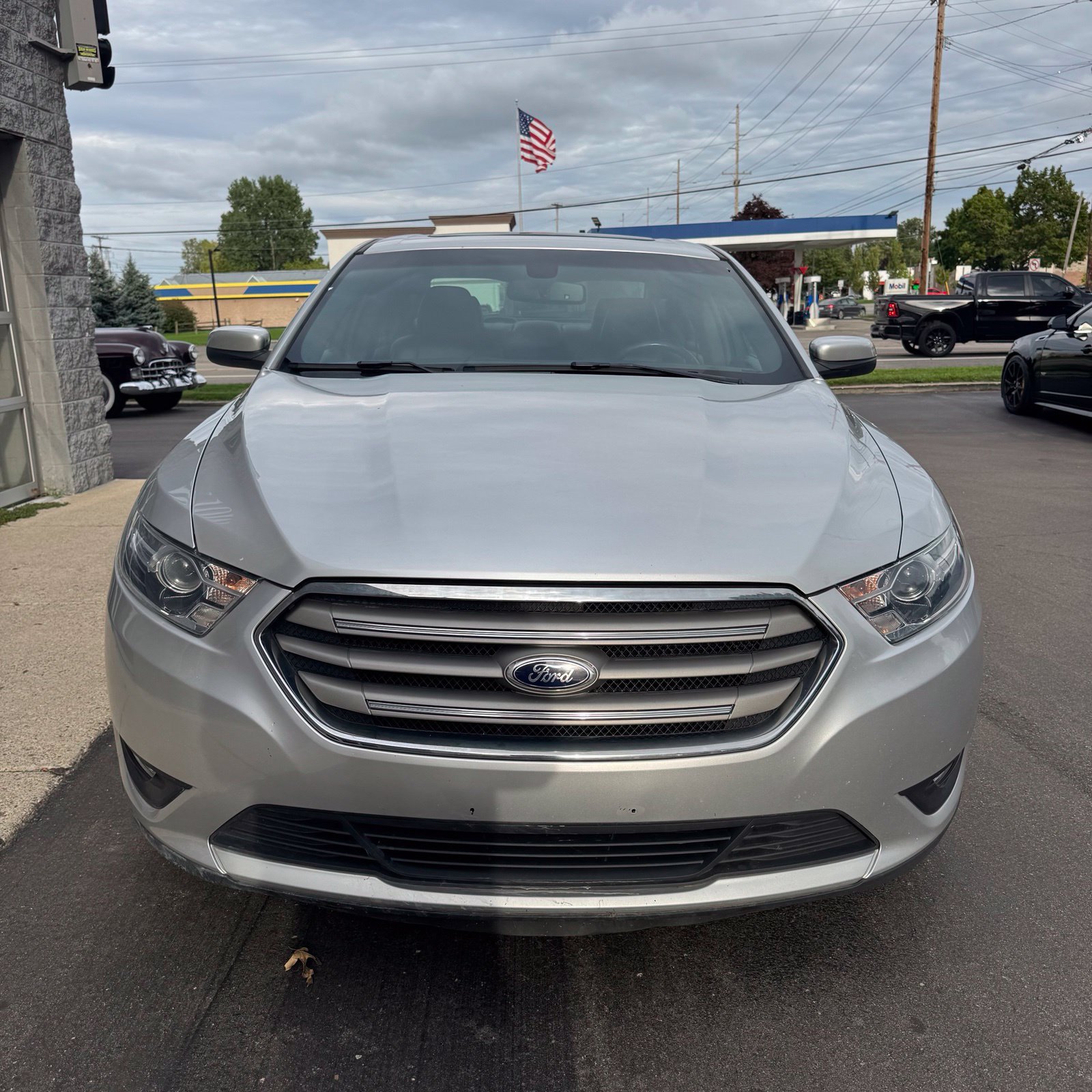 Used 2015 Ford Taurus SEL FWD image 2