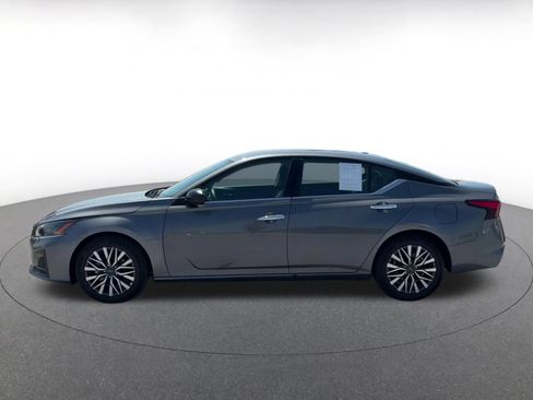 Used 2025 Nissan Altima 2.5 SV FWD image 9