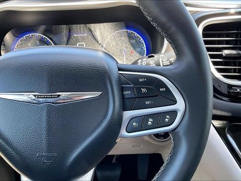 Used 2023 Chrysler Pacifica Touring-L FWD image 19