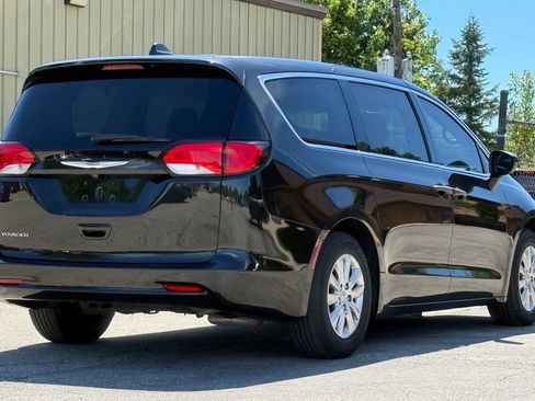 Used 2021 Chrysler Voyager L FWD image 5