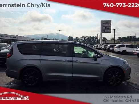 Used 2018 Chrysler Pacifica Touring Plus w/ S Appearance Package FWD image 30