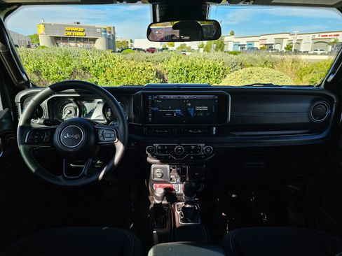 Used 2025 Jeep Wrangler Unlimited Rubicon 4xe w/ Convenience Group AWD/4WD image 22
