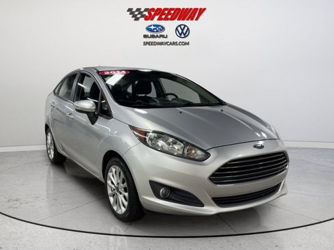 Used 2014 Ford Fiesta SE w/ Equipment Group 201A FWD image 2