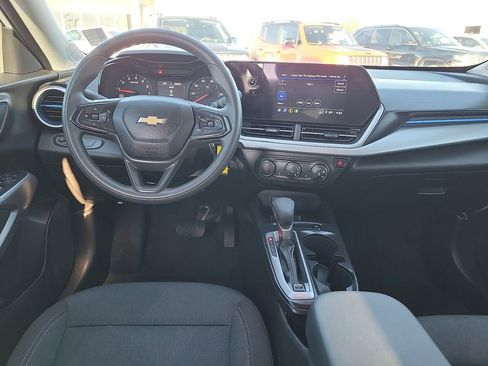 Used 2024 Chevrolet Trax LS w/ LS Convenience Package image 10