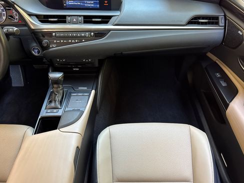 Used 2020 Lexus ES 300h w/ Premium Package FWD image 32