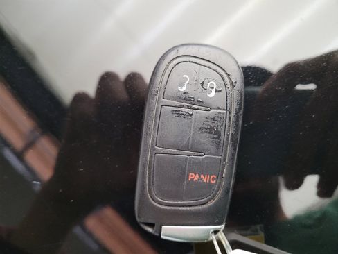Used 2019 Jeep Cherokee Trailhawk AWD/4WD image 32