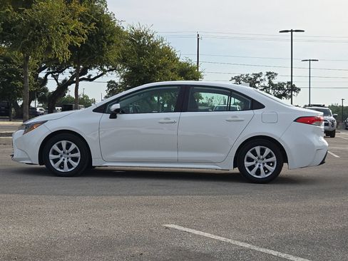 Used 2024 Toyota Corolla LE FWD image 2